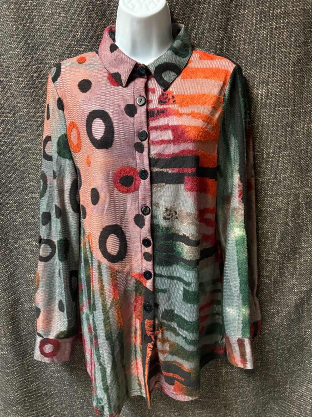Radzoli Abstract Textured Button Blouse - Picture 12 of 16